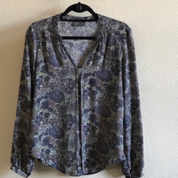 ASTR Dot Art Popover Blouse - Picture 2 of 4